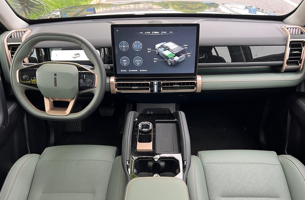 Jaecoo 6 tem central multimídia de 15,6 polegadas e quase nenhum botão — Foto: Vitória Drehmer/Auto News Brasil