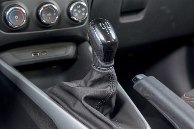 Chevrolet Montana LT MT - câmbio - A junção do motor 1.2 turbo com o câmbio manual é boa em termos de dirigibilidade
