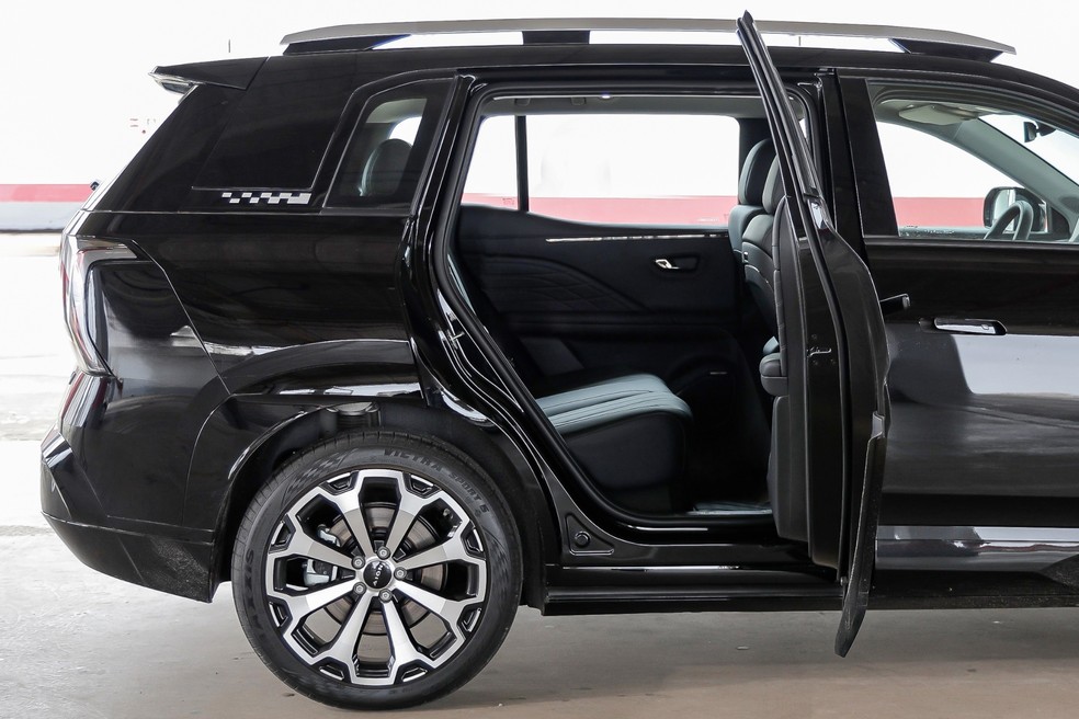 GAC Aion V tem portas com ótimo ângulo de abertura — Foto: Renato Durães/Auto News Brasil