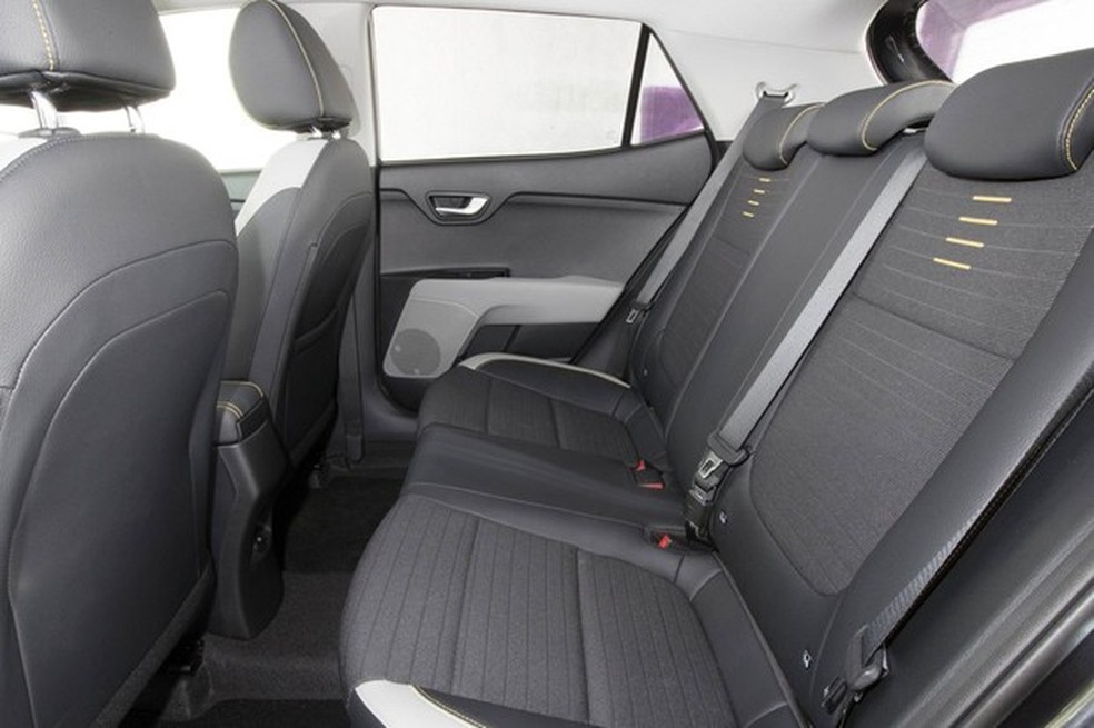 Espaço traseiro não é ruim graças ao entre-eixos de 2,58 metros (Foto: Divulgação) — Foto: Auto Esporte