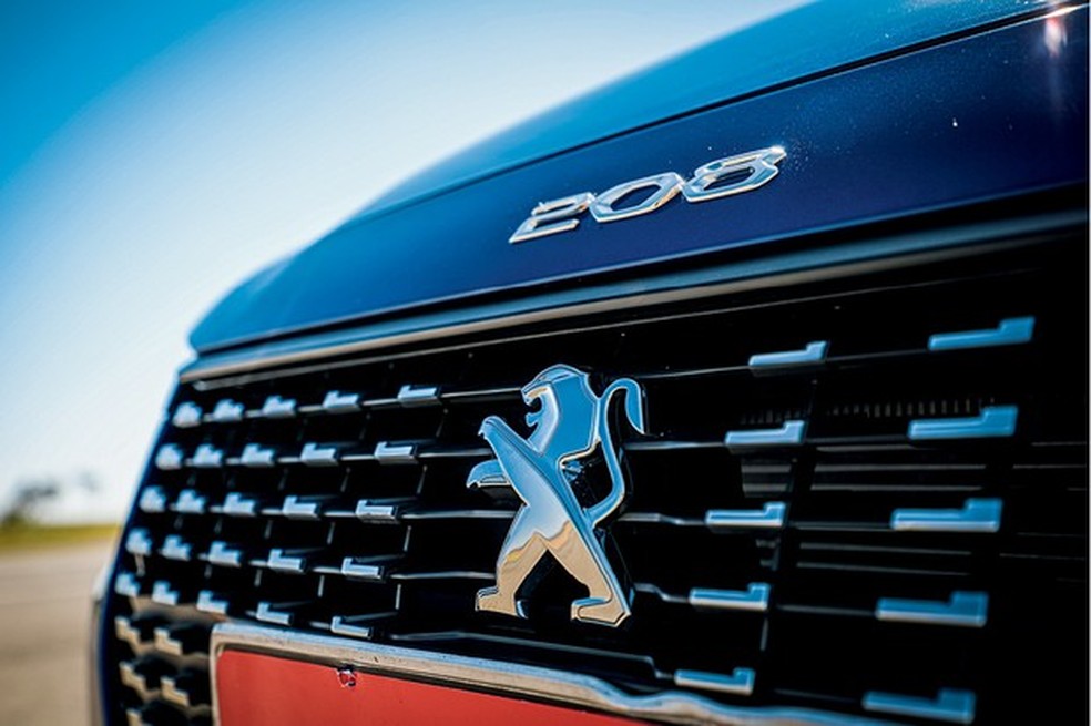 Nome 208 vem em destaque no capô, um toque à moda antiga (Foto: Rafael Munhoz) — Foto: Auto Esporte