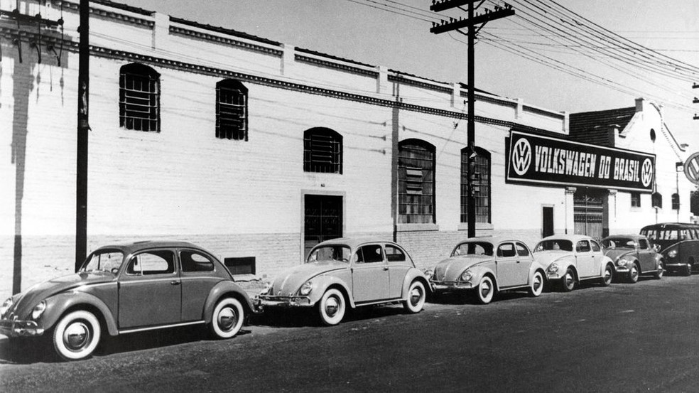 Fábrica da Volkswagen no Brasil e a produção do Fusca no começo dos anos 1950 — Foto: Divulgação