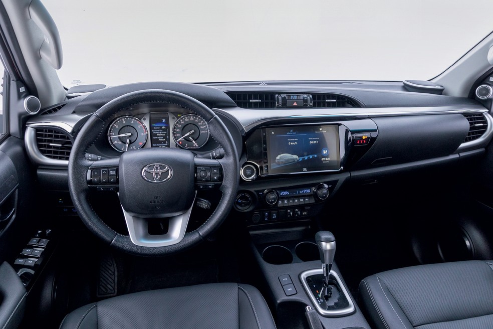 Cabine da Toyota Hilux é bem montada, embora seja simples — Foto: Jady Peroni/Auto News Brasil