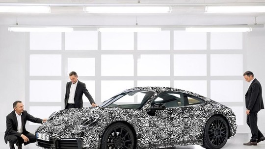 Porsche revela mais sobre o novo 911 e diz que ele pode ter versão híbrida ou elétrica