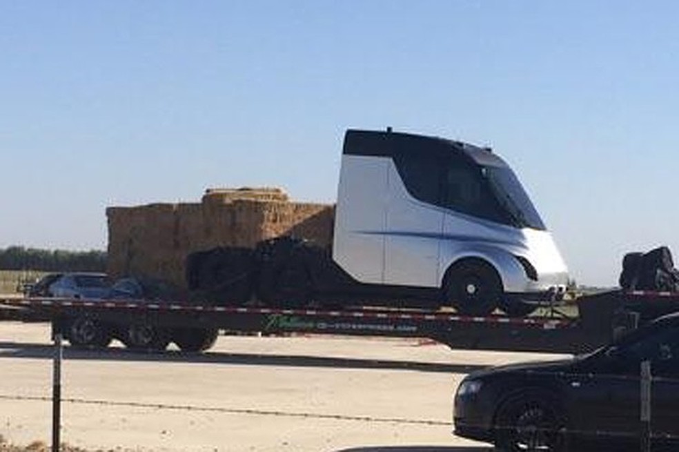 Caminhão da Tesla aparece em primeiro flagra (Foto: Reprodução / Reddit) — Foto: Auto Esporte