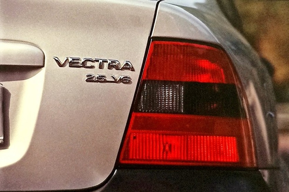 Na traseira, a identificação da nova versão é o emblema 2.5 V6 na tampa do porta-malas (Foto: Cláudio Larangeira/Autoesporte) — Foto: Auto Esporte