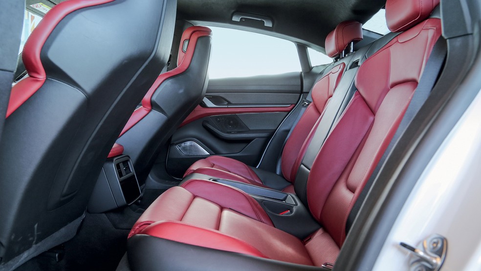 A Porsche entende que não cabem três atrás do Taycan e oferece os bancos individuais de fábrica (o 4+1 é opcional) — Foto: Renato Durães