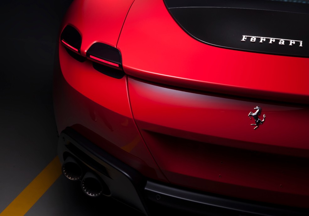 As lanternas seguem o esquema de quatro luzes da Ferrari, mas em uma releitura delicada — Foto: Leo Sposito/Auto News Brasil