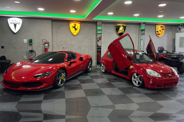 Ford Ka Karrari e Ferrari em loja de envelopamentos