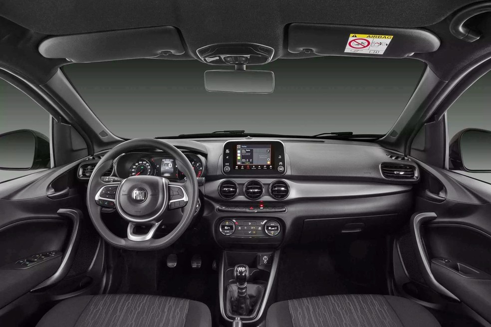 Acabamento interno e no painel, e logotipo da Fiat no volante são todos escurecidos  — Foto: Divulgação