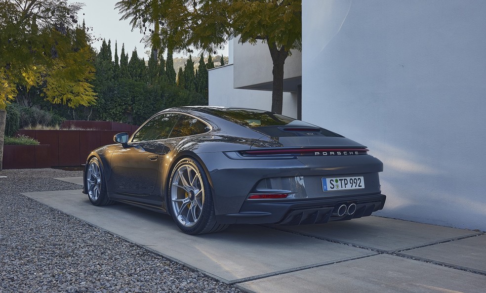 Porsche 911 GT3 Touring perde a gigante asa traseira para ter o visual mais equilibrado — Foto: Divulgação