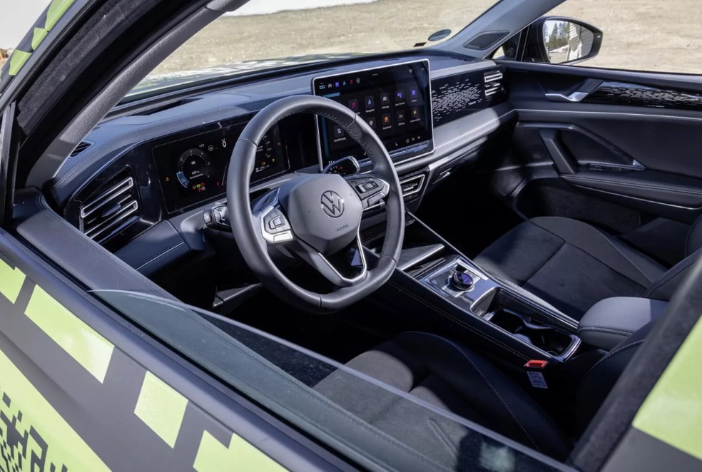 Em sua nova geração, VW Tiguan 2025 terá uma grande central multimídia flutuante ao centro do painel — Foto: Divulgação