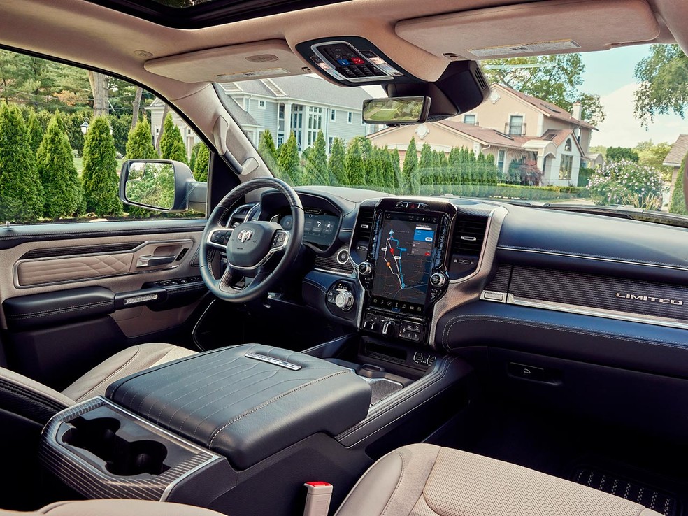 Ram 1500 Limited tem interior arrojado — Foto: Divulgação