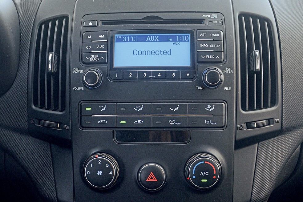 Hyundai i30 deixava a desejar no rádio sem conexão via Bluetooth, tecnologia já oferecida por outros veículos da época — Foto: André Schaun/Auto News Brasil