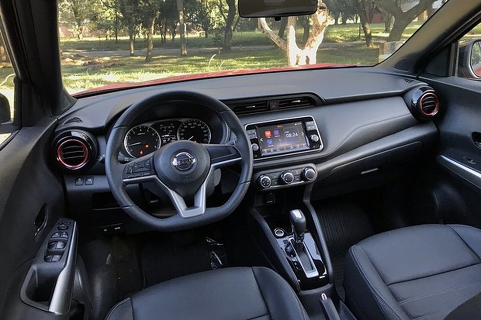 Painel tem detalhes vermelhos nas saídas de ar (Foto: Diogo de Oliveira/Auto News Brasil) — Foto: Auto Esporte