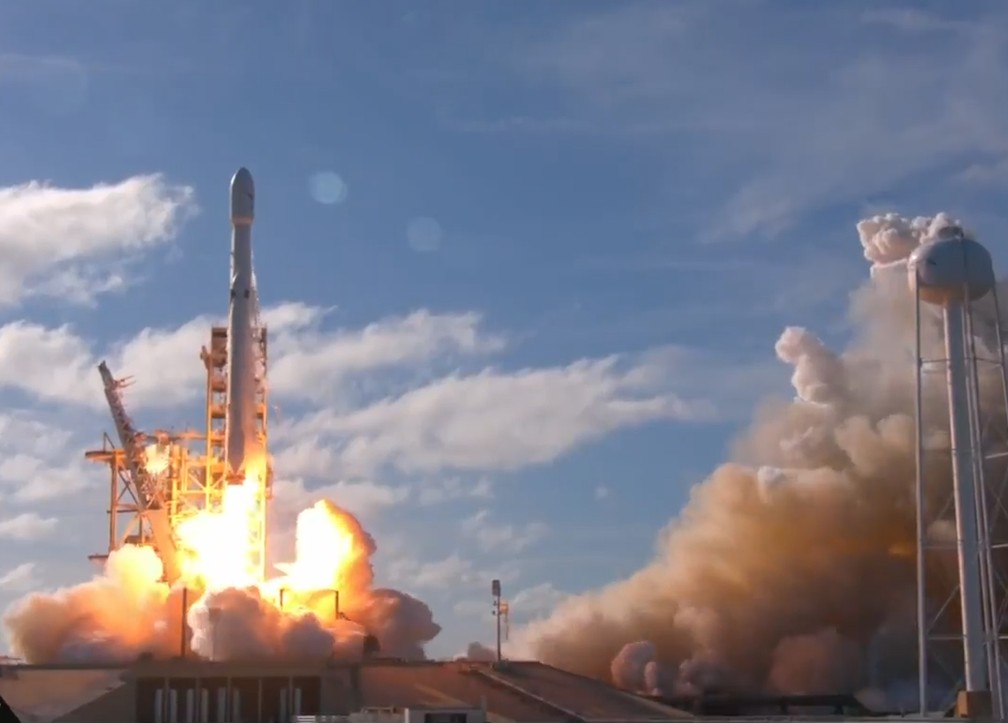 SpaceX Lança Falcon Heavy ao espaço — Foto: Reprodução/Youtube