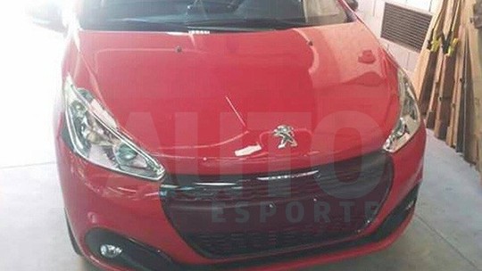 Peugeot 208 GT é flagrado em concessionária