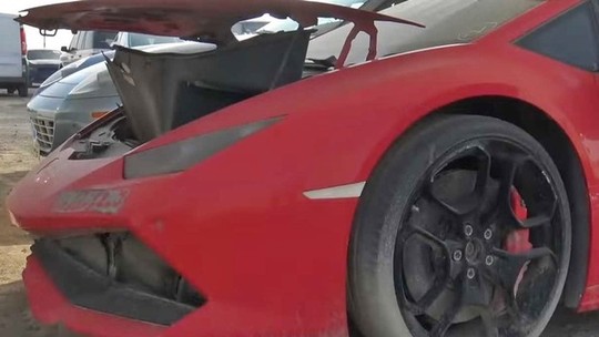 Por que carros são abandonados em Dubai?