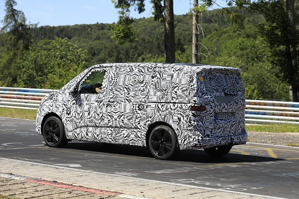 A aposta são de linhas mais arredondadas e entre eixos mais largos para deixar os passageiros mais confortáveis (Foto: Automedia ) — Foto: Auto Esporte