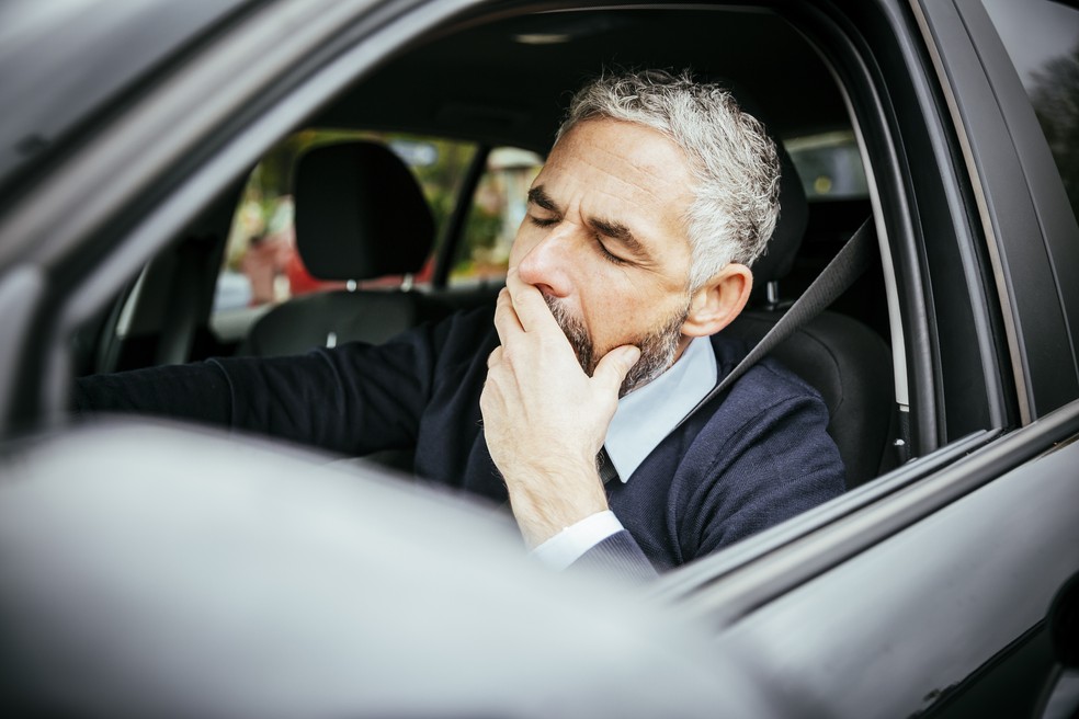 Nos primeiros sinais de sono, vale parar o carro em local seguro e tirar um cochilo — Foto: Getty