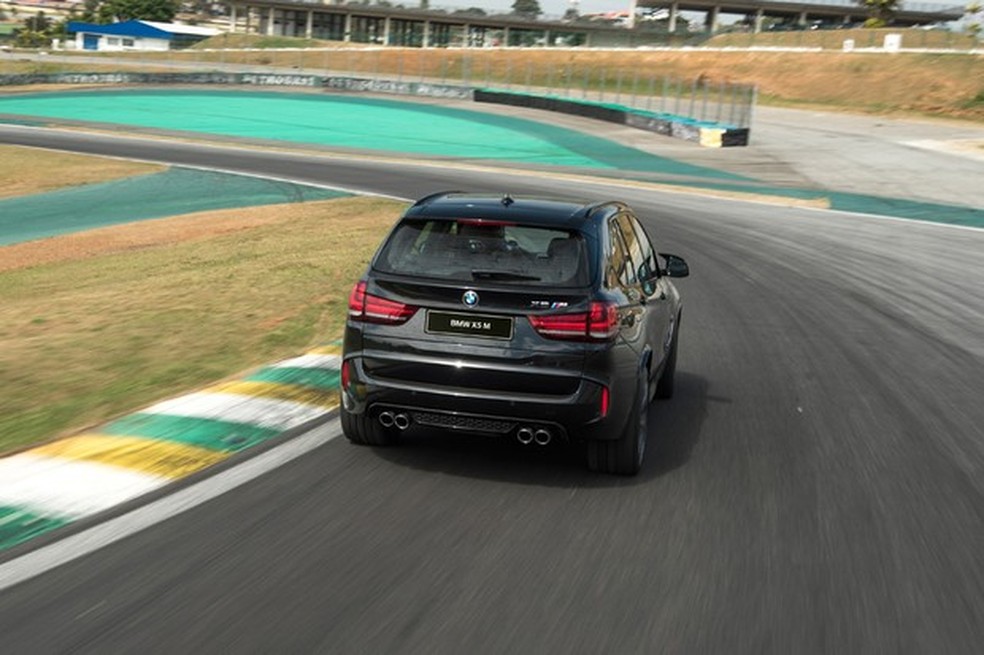 Comportamento dinâmico consegue atenuar o fato do crossover pesar quase 2,5 toneladas (Foto: Divulgação) — Foto: Auto Esporte