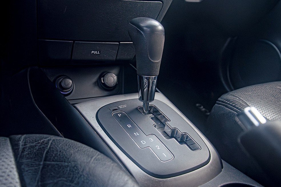Hyundai i30 oferecia opções com câmbio automático de quatro marchas ou manual de cinco — Foto: André Schaun/Auto News Brasil