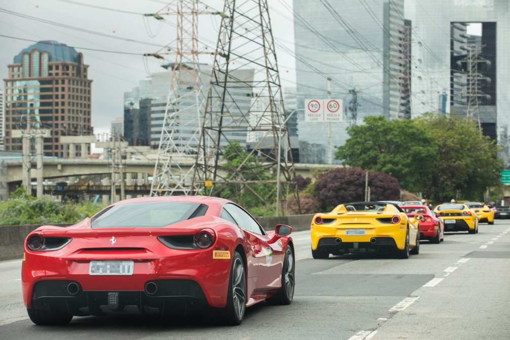 Cerca de 100 veículos da marca italiana percorreram as ruas de São Paulo  — Foto: Celso Tavares/G1