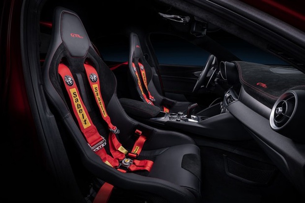 Os bancos são do tipo concha, com laterais bem ressaltadas (Foto: Divulgação) — Foto: Auto Esporte