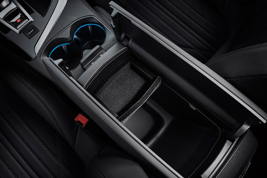 Console central tem espaço para porta-copos iluminado e um enorme porta-treco refrigerado