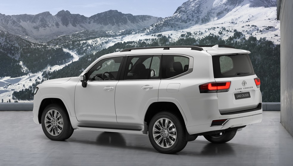 Toyota Land Cruiser tem traseira com lanternas que lembram outros SUVs da marca — Foto: Divulgação