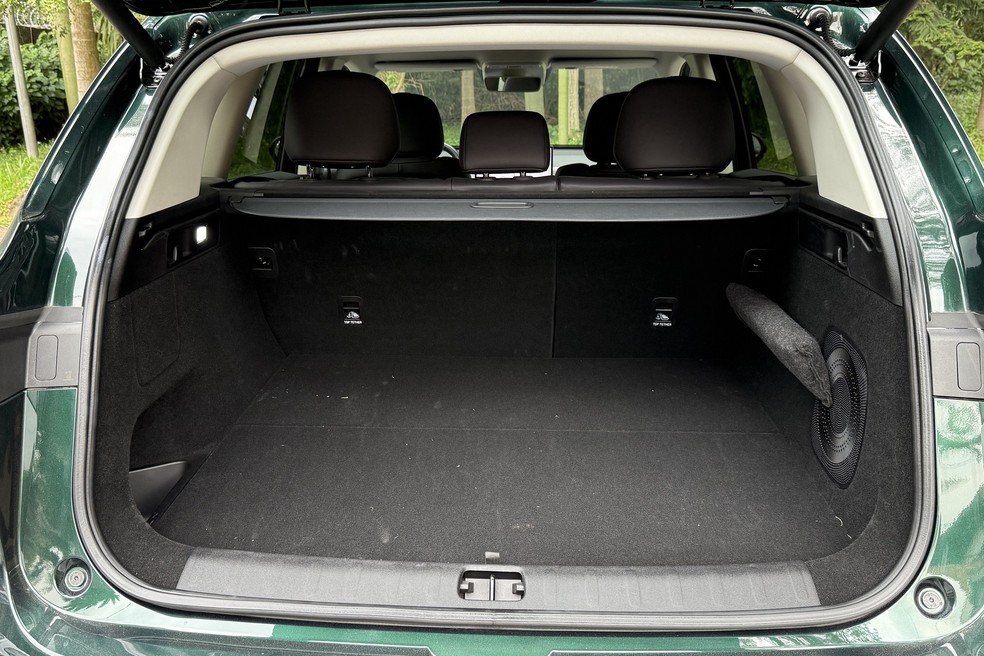 Porta-malas ainda esconde um subwoofer, mas o sistema de som deixa a desejar — Foto: Cauê Lira/Auto News Brasil