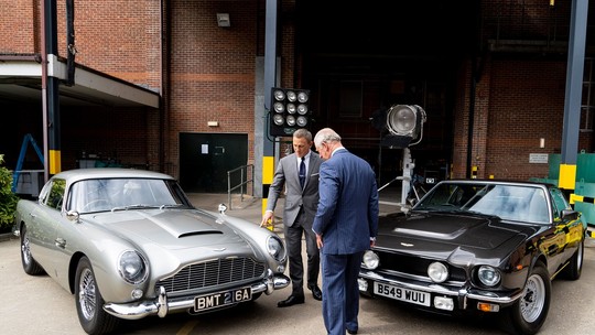 Daniel Craig se despede de 007 ao volante de Aston Martin DB5 clássico e até SUV da Toyota 