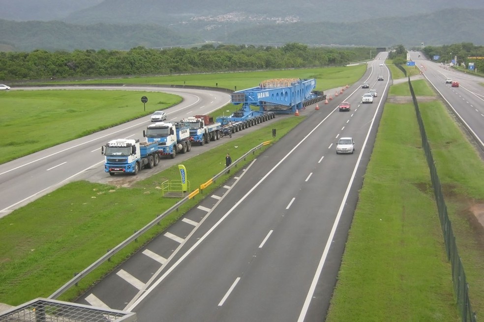 Carreta é formada por três ou quadro caminhões, duas linhas com 22 eixos cada mais a viga que mantém o transformador gigante suspenso — Foto: Divulgação/Saraiva