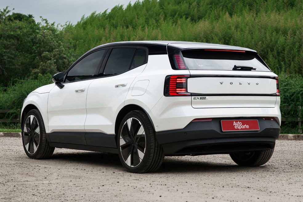 Volvo EX30 Ultra Twin Motor 2026 é nova versão intermediária do SUV compacto  — Foto: Divulgação