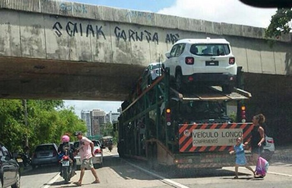 Caminhão que transportava unidades do Jeep Renegade entala no Recife (Foto: Reprodução) — Foto: Auto Esporte
