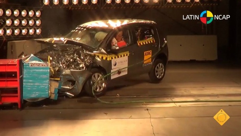 Crash test do Fiat Novo Palio com airbag duplo (Foto: Reprodução) — Foto: Auto Esporte