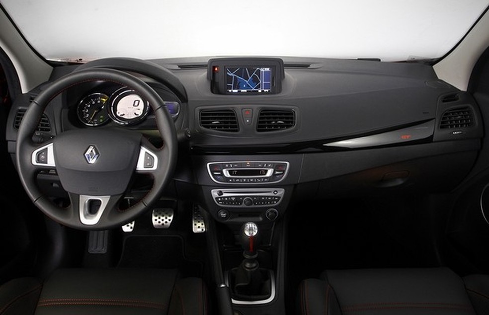 Dentre os principais atrativos do interior do carro está o sistema de navegação da TomTom, com tela de 5’’ integrada ao painel (Foto: Renault) — Foto: Auto Esporte