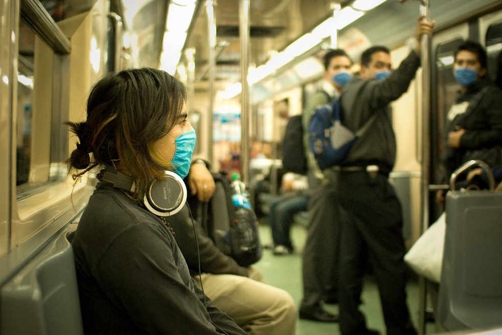 Mexicanos usam máscara de proteção durante surto de gripe suína, em 2019 (Foto: Wikimedia Commons) — Foto: Auto Esporte