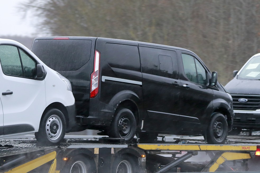 Modificações na lataria e rodas com cubos exclusivos indicam a mecânica inédita da Ford Transit — Foto: Automedia