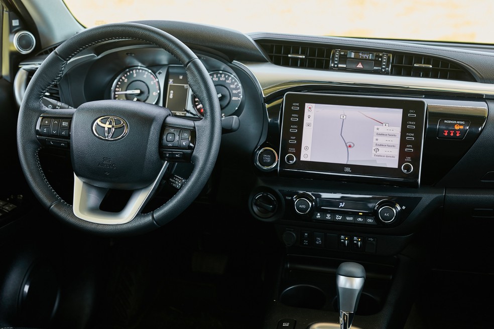 Toyota Hilux SRX traz uma central multimídia digital, mas painel é analógico  — Foto: Divulgação