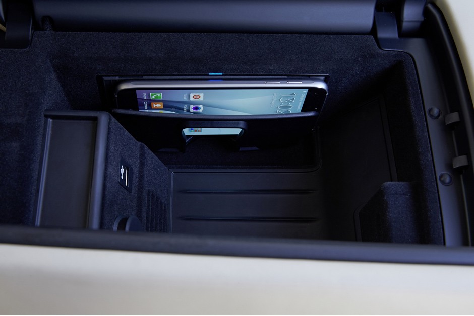 BMW Série 7 tem compartimento para smatphones com carregador 