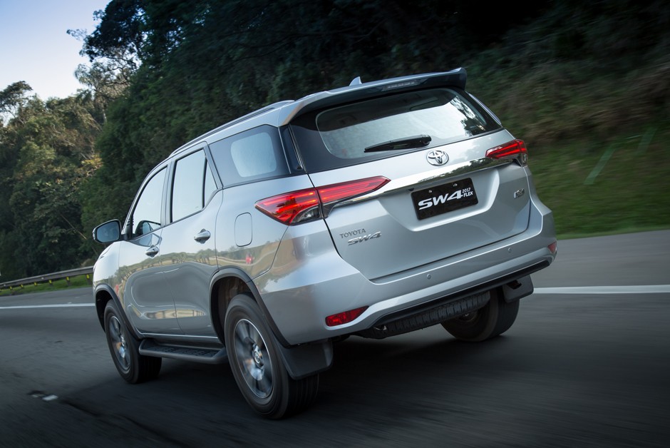 Toyota Hilux e SW4 ganham motor flex no Brasil