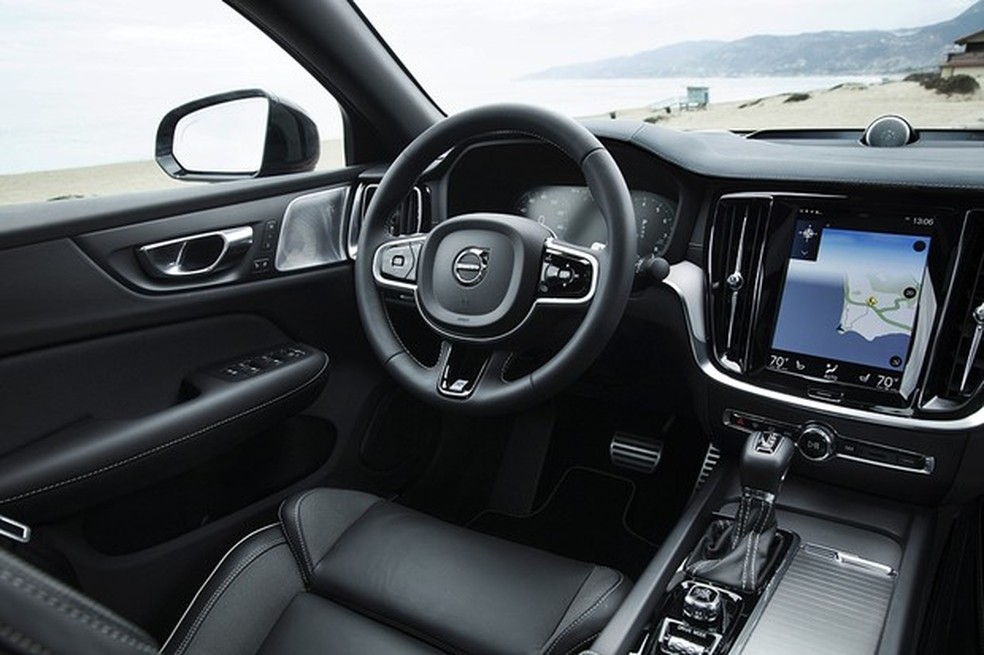 R-Design tem manopla "normal" e bancos esportivos (Foto: Divulgação) — Foto: Auto Esporte