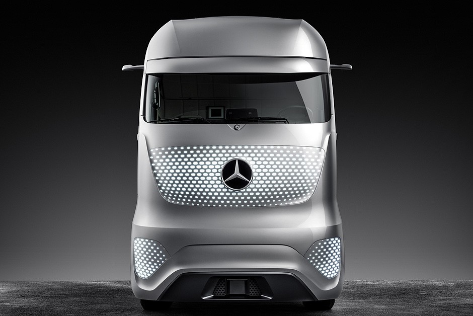 A iluminação branca indica que o motorista está no comando do Future Truck 2025 