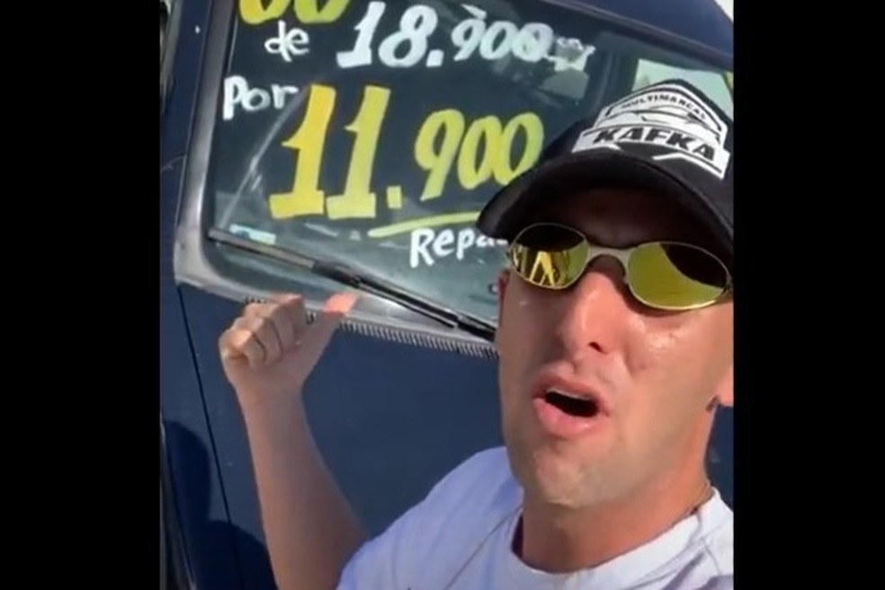 Rodrigo é o vendedor da Kafka Multimarcas, que apresenta os carros de um jeito diferente (Foto: Reprodução)