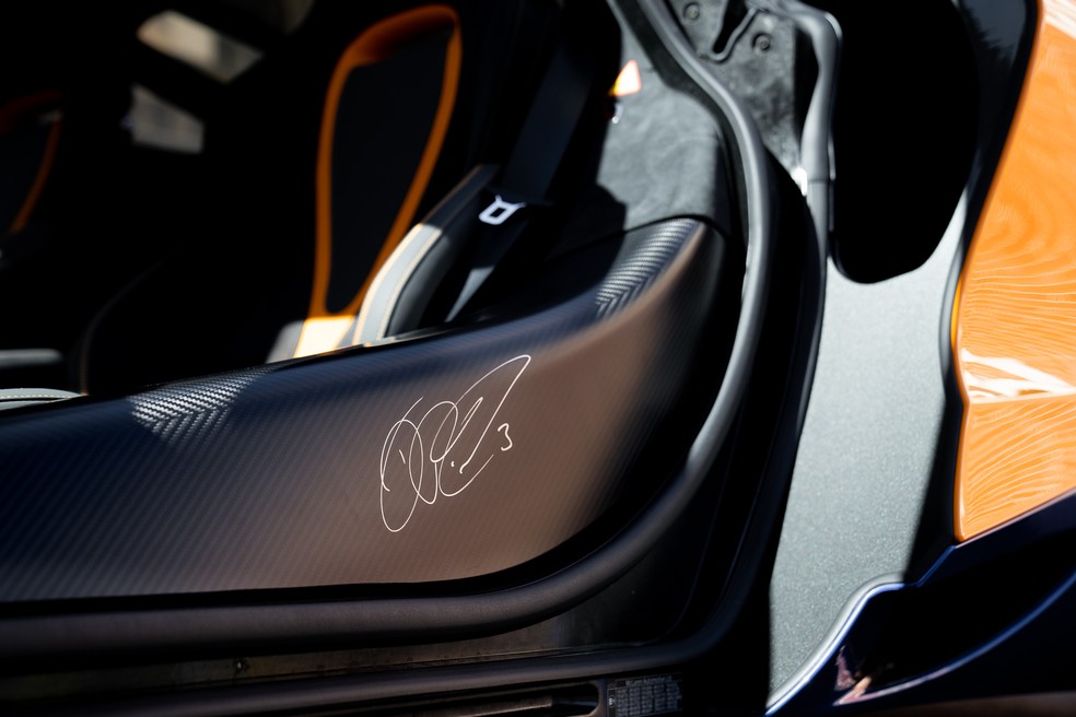 Os compradores terão o autógrafo de Daniel Ricciardo no monocoque de fibra de carbono — Foto: Divulgação