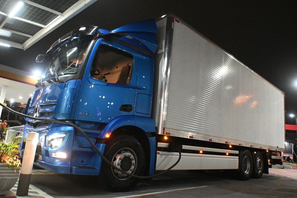 Mercedes-Benz eActros 400 tem recarga que une os sistemas de corrente alternada e contínua  — Foto: Divulgação/Fernando Favoretto