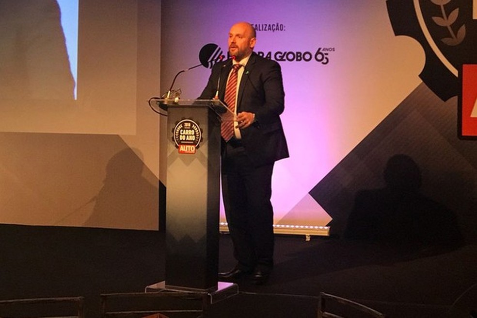 Fernão Silveira, diretor de comunicações para a Ford América do Sul, sobe ao palco para buscar o prêmio (Foto: Auto News Brasil) — Foto: Auto Esporte