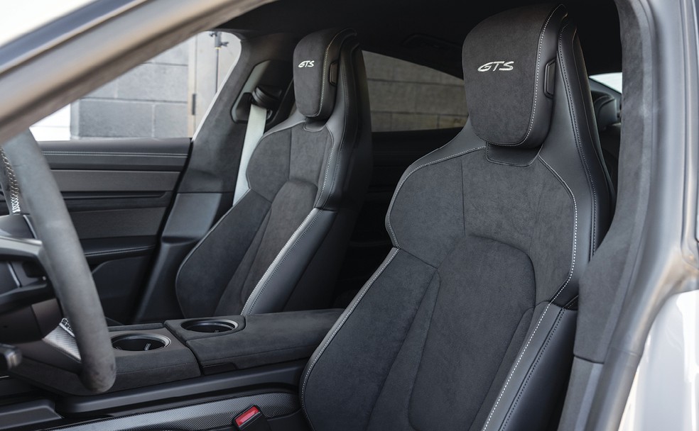 Os bancos do Porsche Taycan GTS mesclam uma espécie de Alcantara na parte interna e couro — Foto: Divulgação