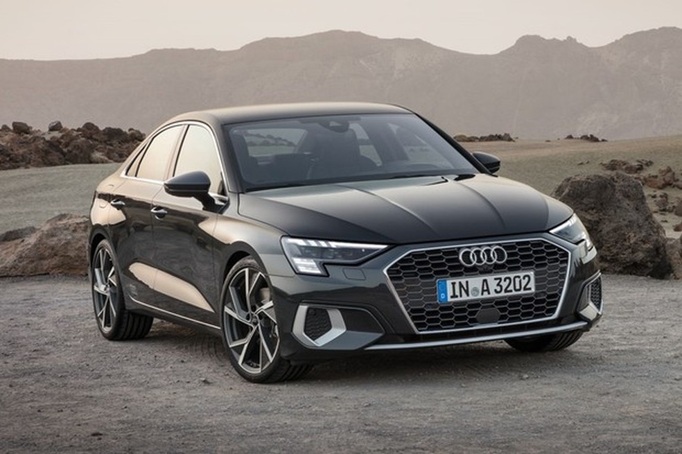 Audi imita BMW e nova geração do A3 Sedan surge com grade gigantesca